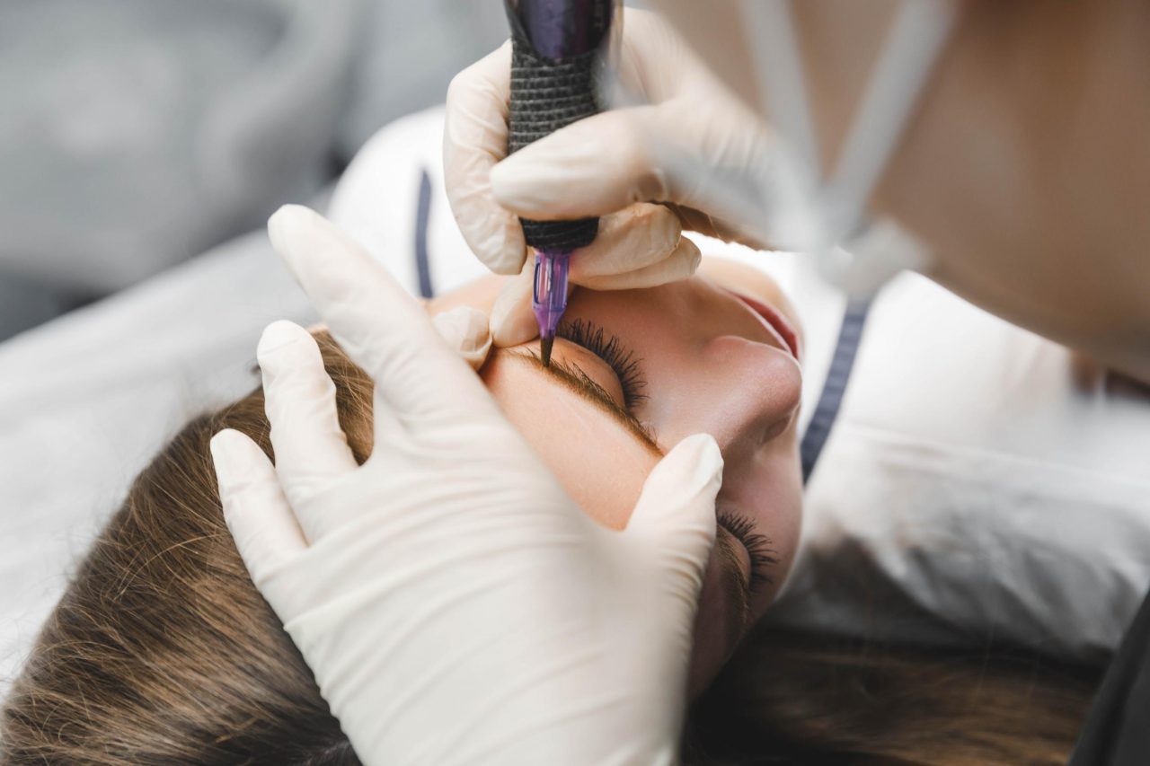 Maquillage permanent réalisé par une esthéticienne experte dans notre institut de beauté à Bruxelles, offrant un résultat naturel et durable.