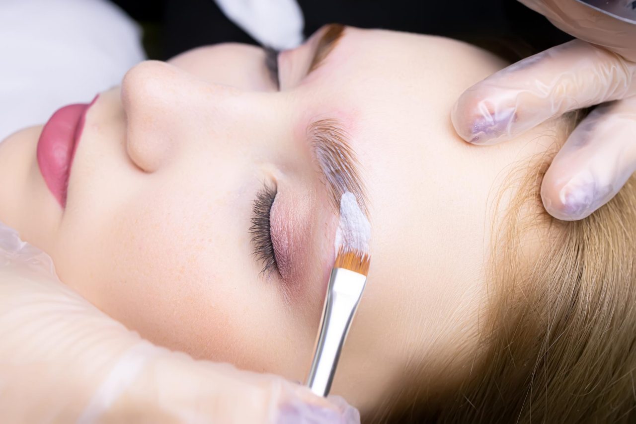 Professional brow lamination treatment featuring premium keratin formulas to sculpt, realign, and add natural fullness to eyebrows at MV Beauty Art Brussels.