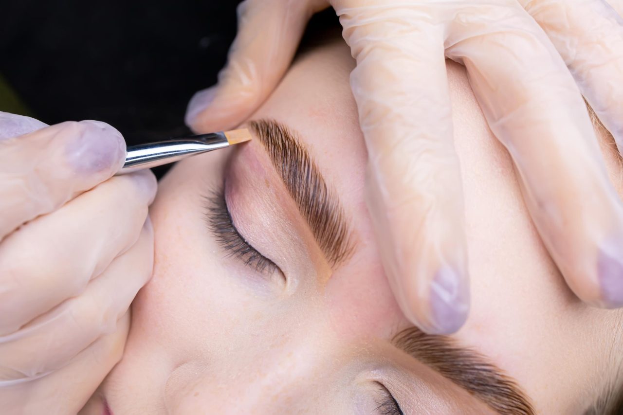 Professional brow tinting and coloring treatment at MV BEAUTY ART beauty salon in Brussels by expert estheticians to enhance brow color and fullness.