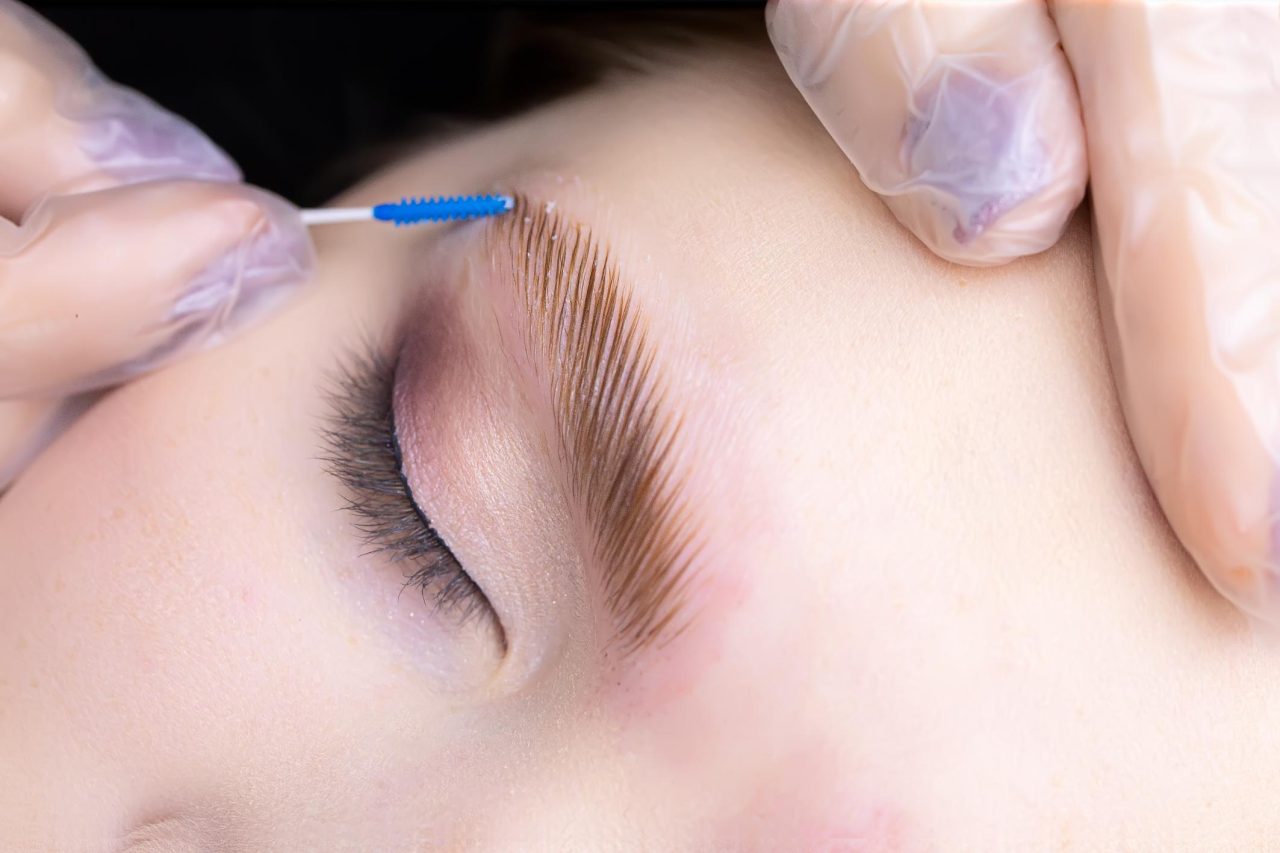 Soins professionnels des sourcils et cils incluant coloration, modelage, lamination et Botox dans notre institut de beauté à Bruxelles, réalisés par des esthéticiennes qualifiées pour un regard naturel et sublimé.