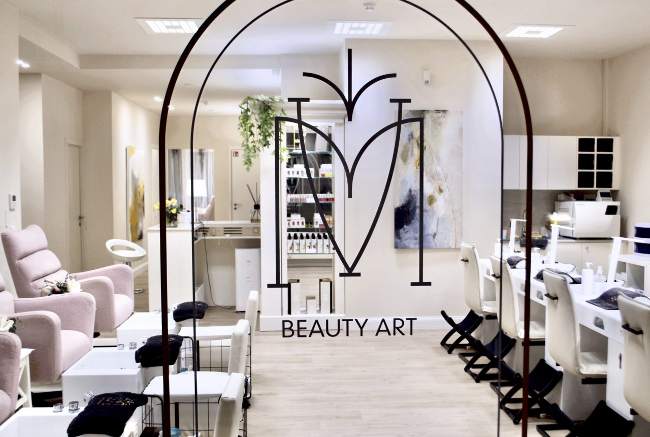 Nail Salon Brussels – gel nails, gel extensions, BIAB nails, Russian manicure, pedicure and callus pedicure. Luxury manicure stations and elegant decor