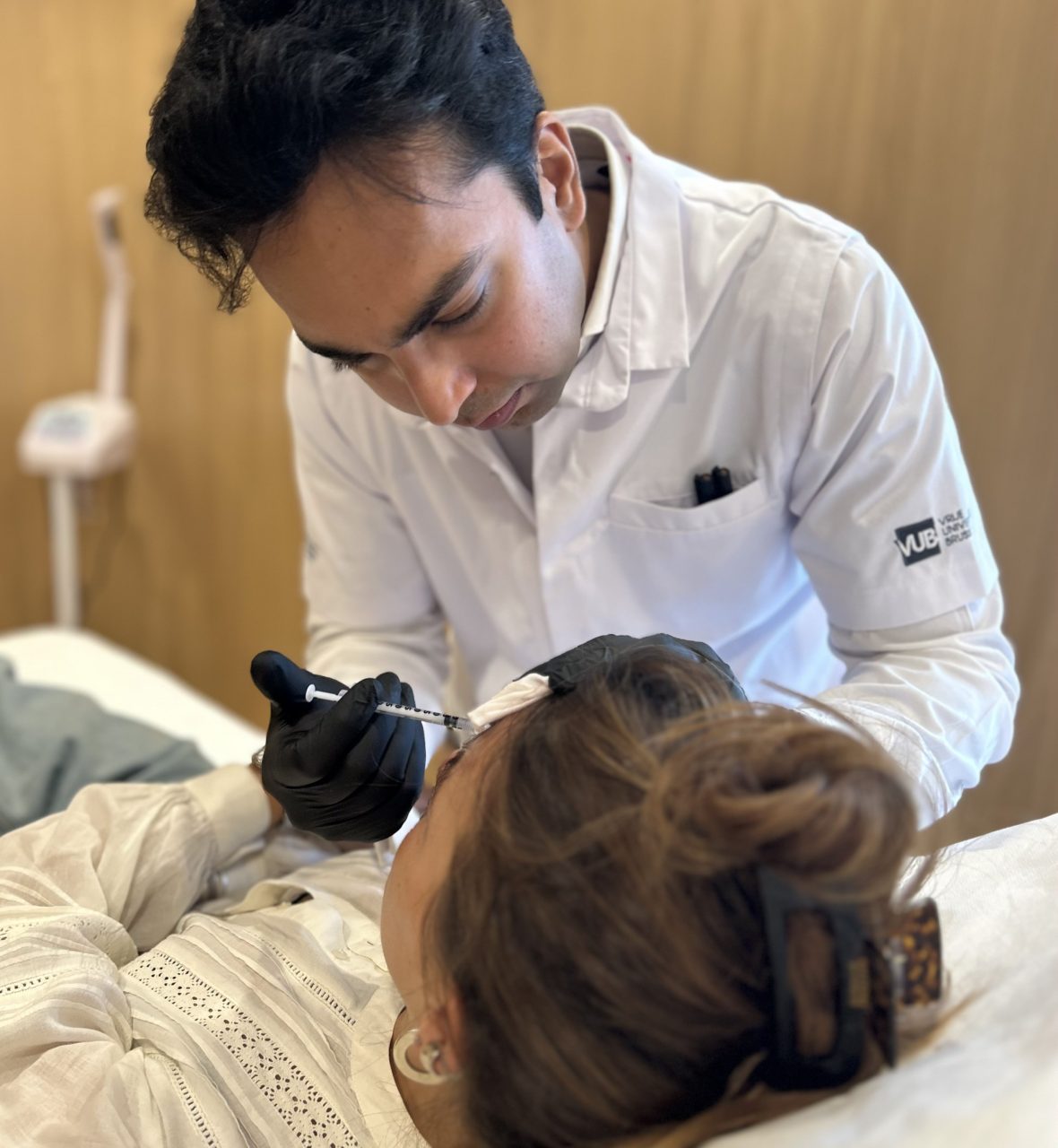 Procédure de rhinoplastie médicale non chirurgicale utilisant des produits de comblement dermique pour lisser les bosses du nez chez MV Beauty Art.