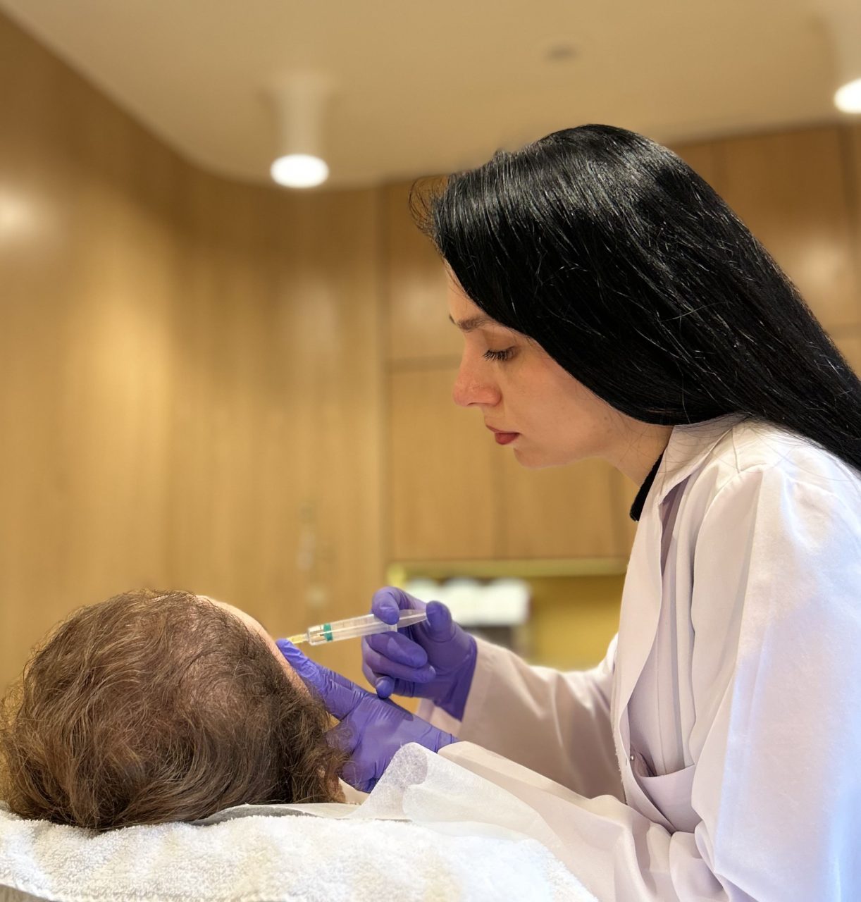 Traitement esthétique d'augmentation du menton utilisant un acide hyaluronique structurel dense pour améliorer l'harmonie du profil chez MV Beauty Art Bruxelles.