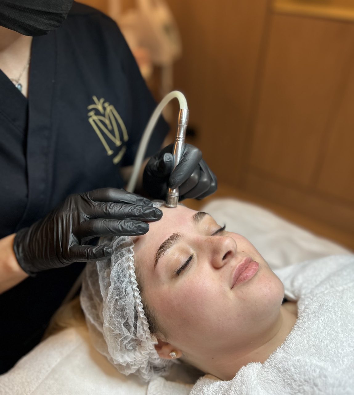 A professional deep cleansing facial session featuring meticulous manual extractions and ultrasonic skin peeling at MV Beauty Art center.